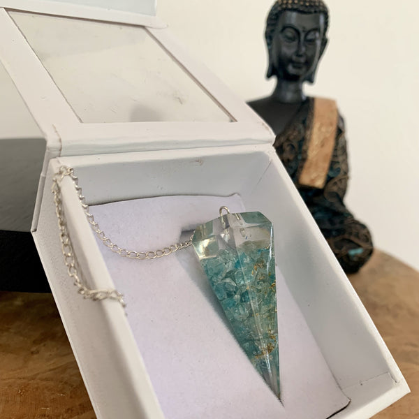 Pendule d'orgonite en apatite dans son coffret, radiesthésie