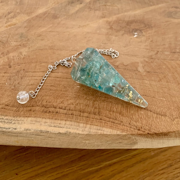 Pendule d'orgonite en apatite dans son coffret, radiesthésie