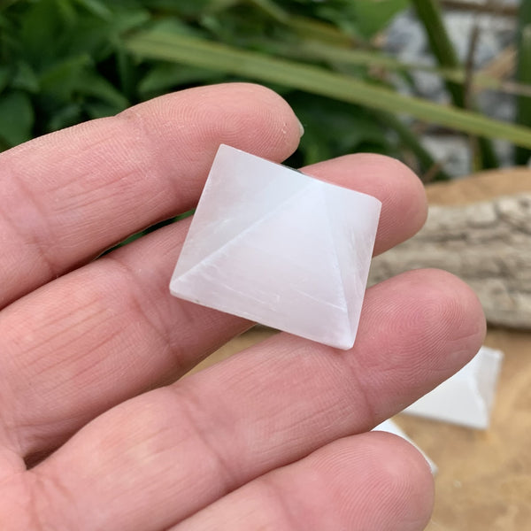 Pyramide en sélénite naturelle de qualité A, Satin Spar l'énergie cristalline