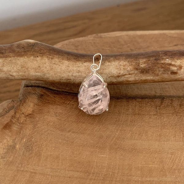 Pendentif goutte de quartz rose, le bijou tendresse