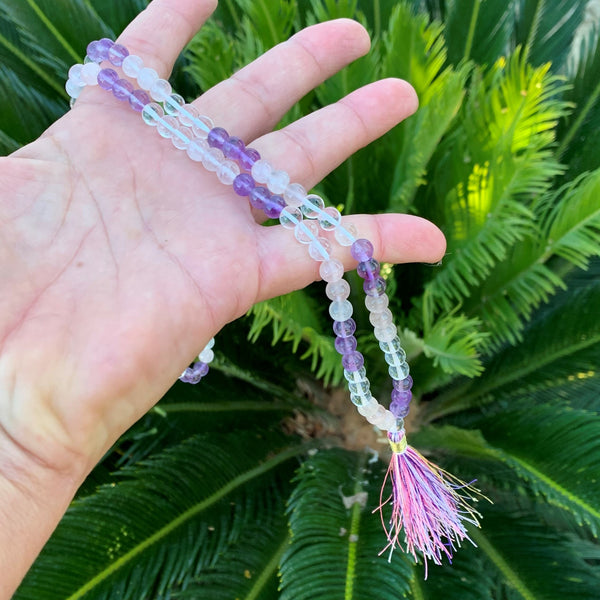 Collier mala "le triangle d'or", améthyste, cristal, quartz rose