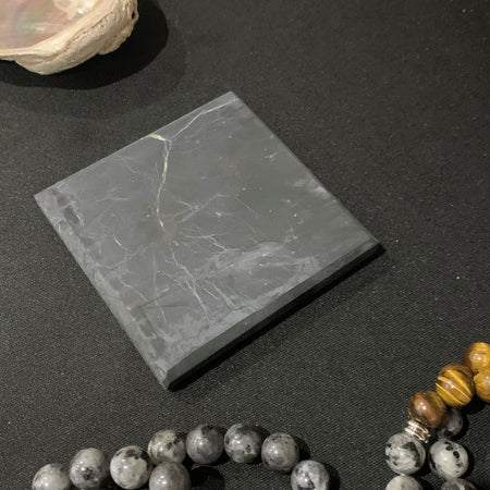 Orgonite Shungite en pyramide avec Arbre de vie, une énergie bienfaisante